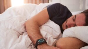 homme qui dort avec sa montre connecté
