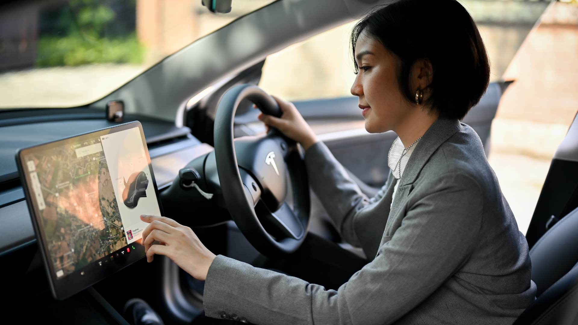 Femme qui conduit sa Tesla